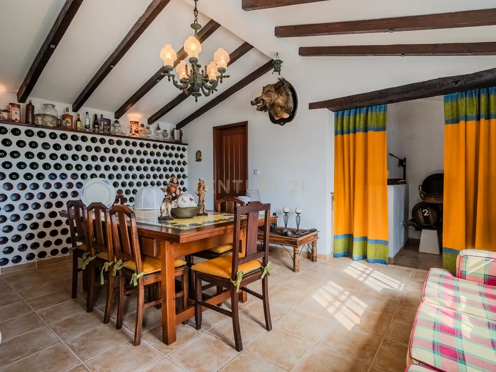 Luxuosa Moradia Isolada com jardim Privado na Venda do Pinheiro - Image 28